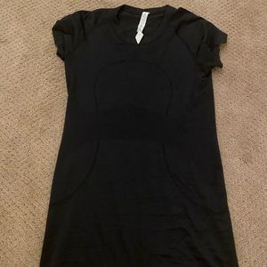 Size 6 lululemon swiftly tech short sleeve top